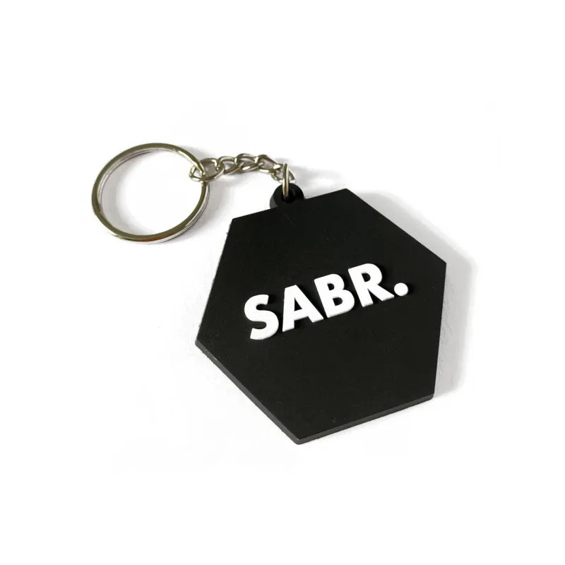 Zwarte hexagonale sleutelhanger -sabr met witte tekst voor sleutelhanger -sabr
