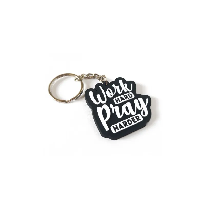 Zwarte sleutelhanger met witte letters hard pray harder voor motivation en inspiratie