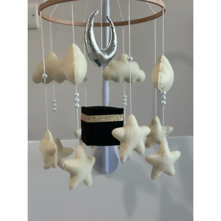 Prachtige babymobiel met Kaaba, maan, sterren en wolken voor een islamitische sfeer