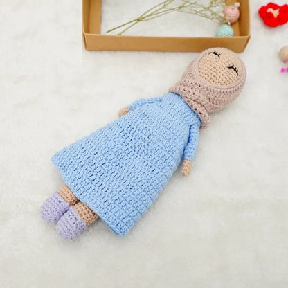 Handgemaakte amigurumi gehaakte pop met een lichtblauwe jurk en lavendelkleurige schoenen