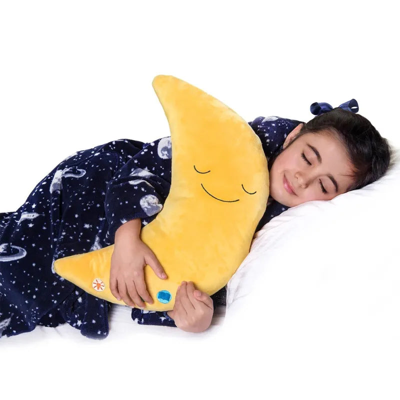 Slapende kind hugt een Korankussen Maan voor een rustgevende slaap