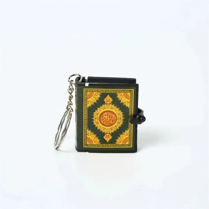 Mini Koran keychain met groen en gouden decoratieve omslagontwerp