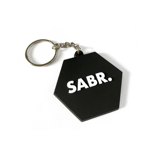 Zwarte hexagonale sleutelhanger -sabr met witte tekst voor sleutelhanger -sabr