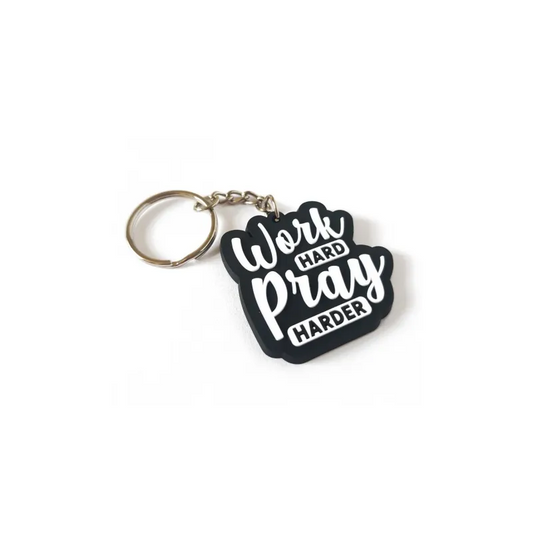 Zwarte sleutelhanger met witte letters hard pray harder voor motivation en inspiratie